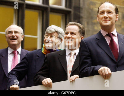 Schottische Parteiführer (von links nach rechts) der Konservative David McLetchie , Robin Harper von der Grünen Partei, der erste Labour-Minister Jack McConnell, John Swinney von der Scottish National Party haben sich vor dem schottischen parlament in Edinburgh zusammengeschlossen, *..die Einleitung der Wahlkommission`s Wahlregistrierungskampagne vor den Wahlen am 01. Mai 2003 zu unterstützen. Stockfoto